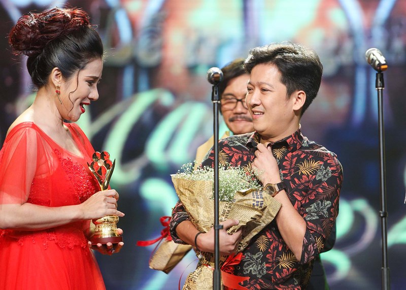 Trường[-]Giang[-]vi[-]phạm[-]gì[-]khi[-]“cướp[-]sóng”[-]cầu[-]hôn?